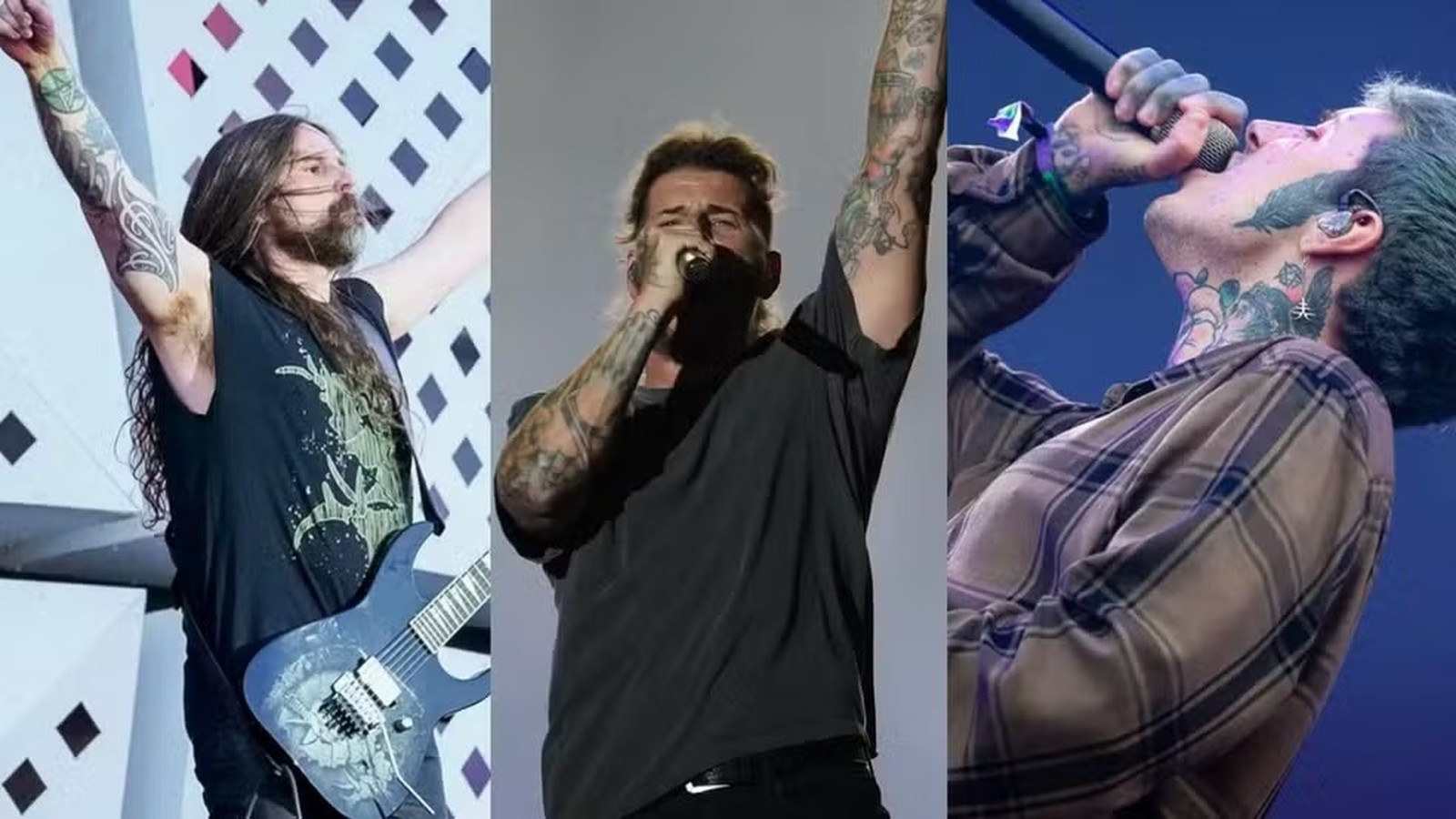 Três músicos masculinos tatuados no palco: um guitarrista e dois vocalistas cantando