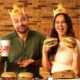 Homem e mulher com coroas Burger King seguram hambúrgueres e copo de refrigerante "FREE REFILL"