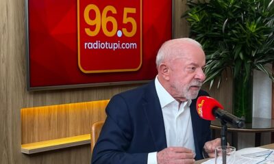 Luiz Inácio Lula da Silva fala ao microfone em estúdio da Rádio Tupi