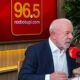 Luiz Inácio Lula da Silva fala ao microfone em estúdio da Rádio Tupi