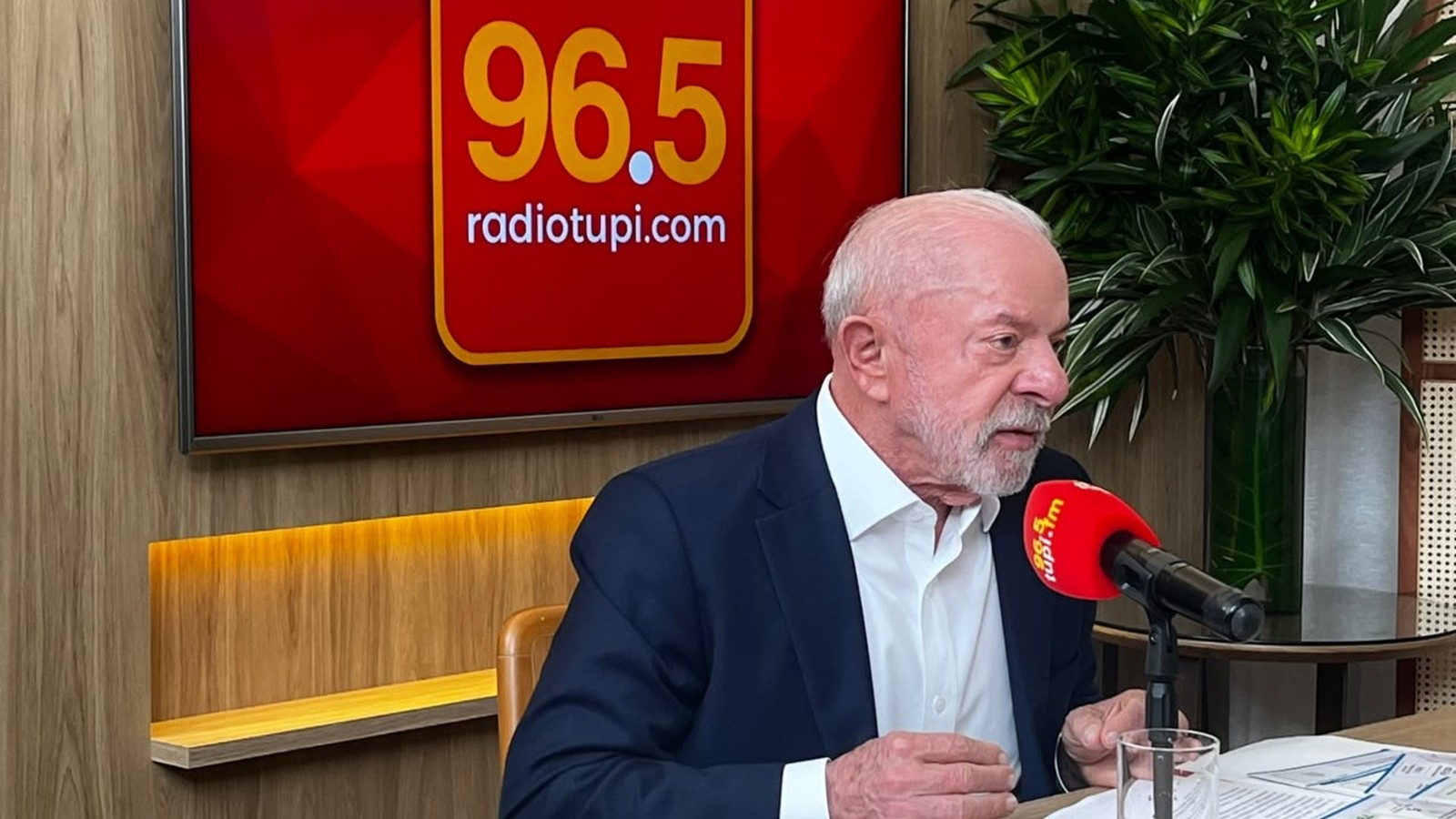 Luiz Inácio Lula da Silva fala ao microfone em estúdio da Rádio Tupi