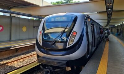 Trem moderno na plataforma de estação, pessoas embarcando, exibindo 042 417 e São Cristóvão