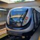 Trem moderno na plataforma de estação, pessoas embarcando, exibindo 042 417 e São Cristóvão