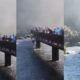 Homem pula passarela e entra nas águas das Cataratas, com multidão observando