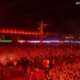 Concert noturno, palco iluminado, multidão Rock in Rio, logotipo Multi Show e hashtag Twenty One Pilots
