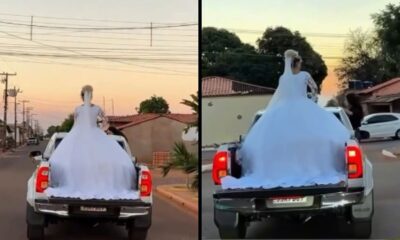 Noiva de vestido branco volumoso na caçamba de caminhonete em rua ao pôr do sol