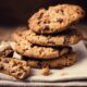 Pilha de cookies com chocolate em pano de linho e madeira