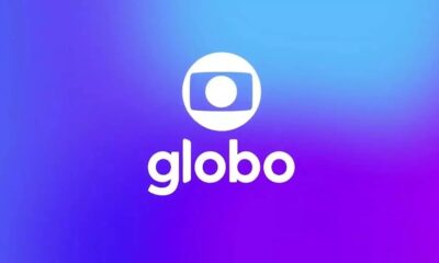 Logotipo da Globo em branco com a palavra 'globo' em fundo gradiente azul e roxo