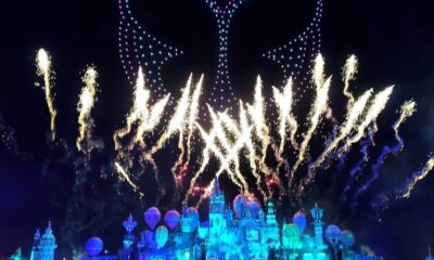 Fogos de artifício, drones luminosos e um castelo azul iluminam o céu noturno