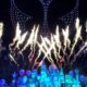 Fogos de artifício, drones luminosos e um castelo azul iluminam o céu noturno