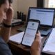 Homem olha celular com Pix de R$ 50 mil enviado e alerta, junto a sentença judicial