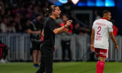 Técnico Filipe Luís gesticula para jogador Vanderson em campo de futebol