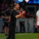 Técnico Filipe Luís gesticula para jogador Vanderson em campo de futebol
