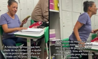 Mulher sorridente, blusa roxa, sentada e em pé, segurando celular, com texto em português