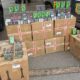 Caixas de cigarros eletrônicos Vaporesso V300 sobre caixas de papelão, ao lado de carro PRF