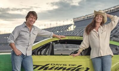 Tom Cruise, Anne Hathaway ao lado de carro de corrida com textos "DAYS OF THUNDER" e "COLE TRICKLE"