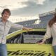 Tom Cruise, Anne Hathaway ao lado de carro de corrida com textos "DAYS OF THUNDER" e "COLE TRICKLE"