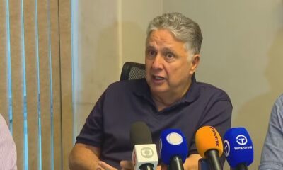 Anthony Garotinho falando em coletiva com microfones Globo, Sputnik e tempo real