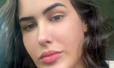 Close-up do rosto de uma mulher com cabelos escuros, olhos castanhos e piercing no nariz