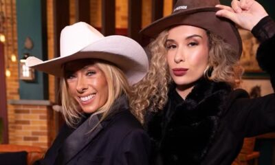 Duas mulheres de chapéus de cowboy. Uma loira sorrindo e outra com chapéu "A FAZENDA"