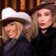 Duas mulheres de chapéus de cowboy. Uma loira sorrindo e outra com chapéu "A FAZENDA"