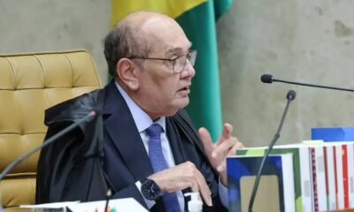 Ministro Gilmar Mendes, de óculos, terno e toga, fala gesticulando em sessão do STF