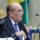 Ministro Gilmar Mendes, de óculos, terno e toga, fala gesticulando em sessão do STF