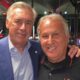Carlo Ancelotti (esquerda) e Zico (direita) sorrindo em foto juntos, em um estádio