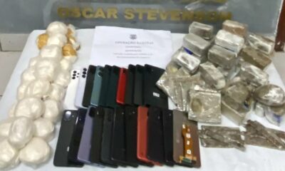 Mesa com drogas, celulares, chips e documento da Operação Illicitus apreendidos