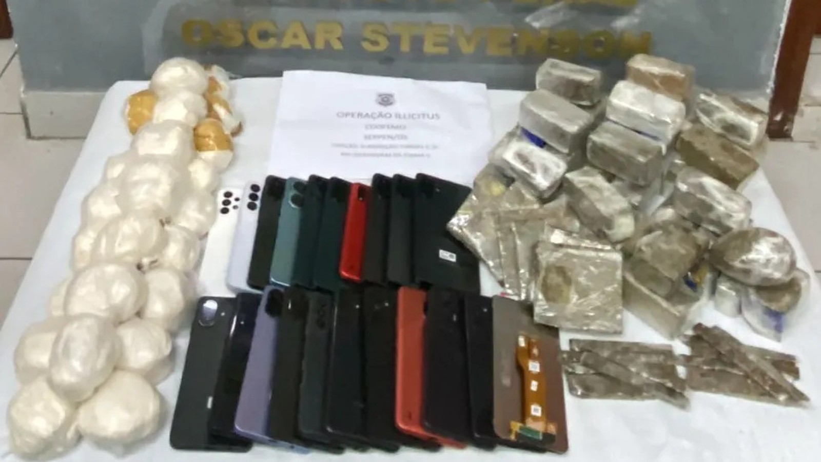Mesa com drogas, celulares, chips e documento da Operação Illicitus apreendidos