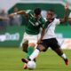 Dois jogadores, um do Palmeiras (verde) e um do Vasco (branco), disputam a bola em campo