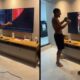 Homem e mulher diante de TV: primeiro tela quebrada, depois rosto assustador aparece