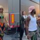 Vini Jr. e Virginia Fonseca de mãos dadas no paddock da Fórmula 1