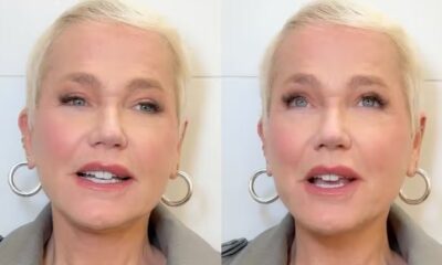 Close-up de Xuxa, cabelo loiro curto, maquiagem leve, brincos de argola, expressão de fala