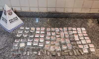 Variedade de drogas embaladas com etiquetas de preço em mesa de granito ao lado de pirâmide da PMERJ