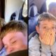Homem adulto e dois meninos chorando, e um menino cobrindo a boca, todos dentro de um carro
