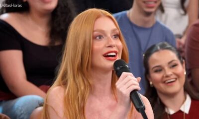 Atriz Marina Ruy Barbosa de cabelo ruivo falando em microfone, sorrindo