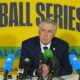 Carlo Ancelotti, terno azul, microfones, fundo amarelo com "FOOTBALL SERIES AUSTRALIA BRAZIL CBF TV"
