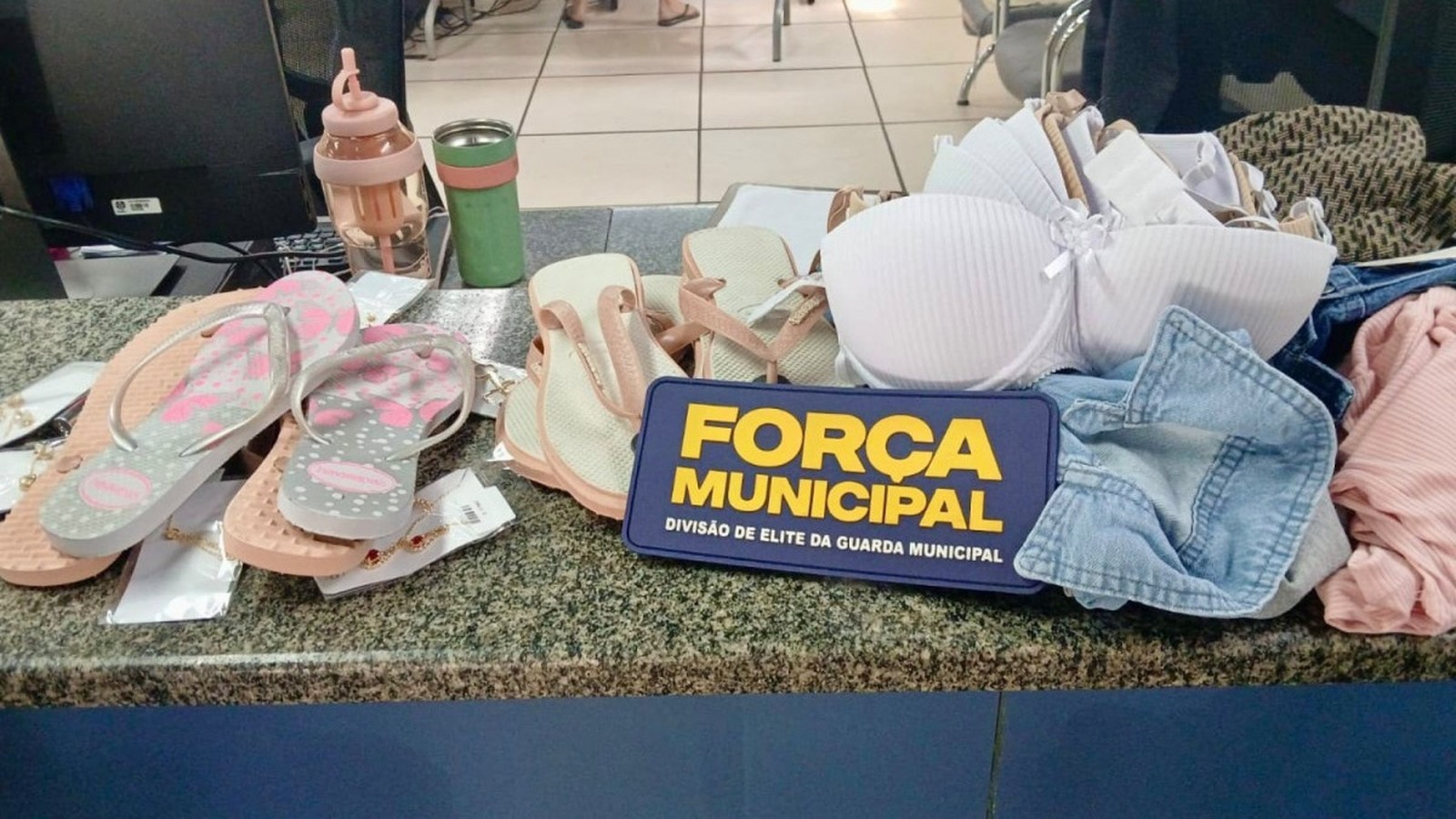 Produtos recuperados: sandálias, bijuterias, sutiãs, vestuário e placa da Força Municipal