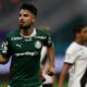 Flaco López, camisa verde do Palmeiras, aponta o dedo em campo com expressão focada