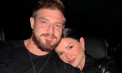 Juliette Freire e Kaique Cerveny abraçados, ela com a cabeça no ombro dele e sorrindo