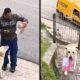 Entregador entrega pacote rosa a cão labrador que o carrega em rua com van SEDEX