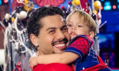 Zé Felipe sorrindo abraça filho José Leonardo, vestindo camisa de Homem-Aranha, em festa infantil