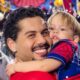 Zé Felipe sorrindo abraça filho José Leonardo, vestindo camisa de Homem-Aranha, em festa infantil