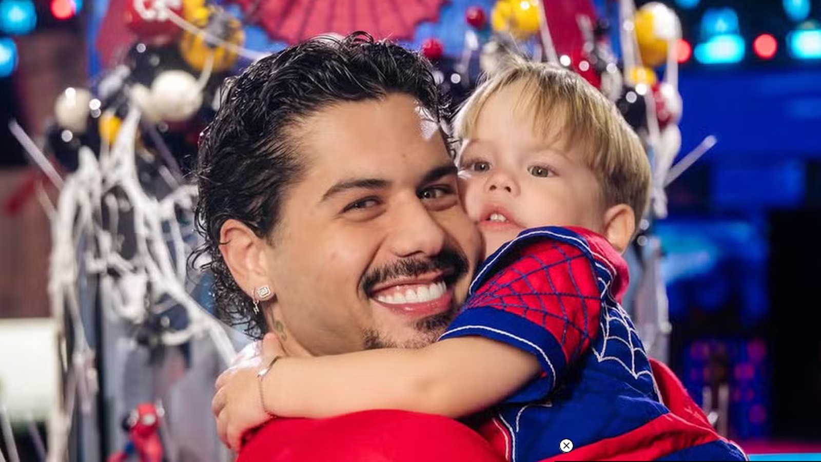 Zé Felipe sorrindo abraça filho José Leonardo, vestindo camisa de Homem-Aranha, em festa infantil