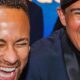 Neymar e Bruno Avelar, com brincos e colar, rindo muito com os olhos fechados