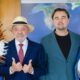 Lula de chapéu com polegares para cima, DiCaprio, Eloy Terena com adereço indígena e Margareth Menezes sorriem