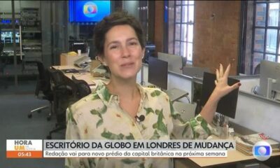 Cecília Malan em escritório, apontando, com gráfico sobre mudança da Globo Londres na tela