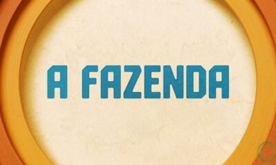 Logotipo azul de A Fazenda com letras texturizadas, centralizado em círculo bege com borda laranja