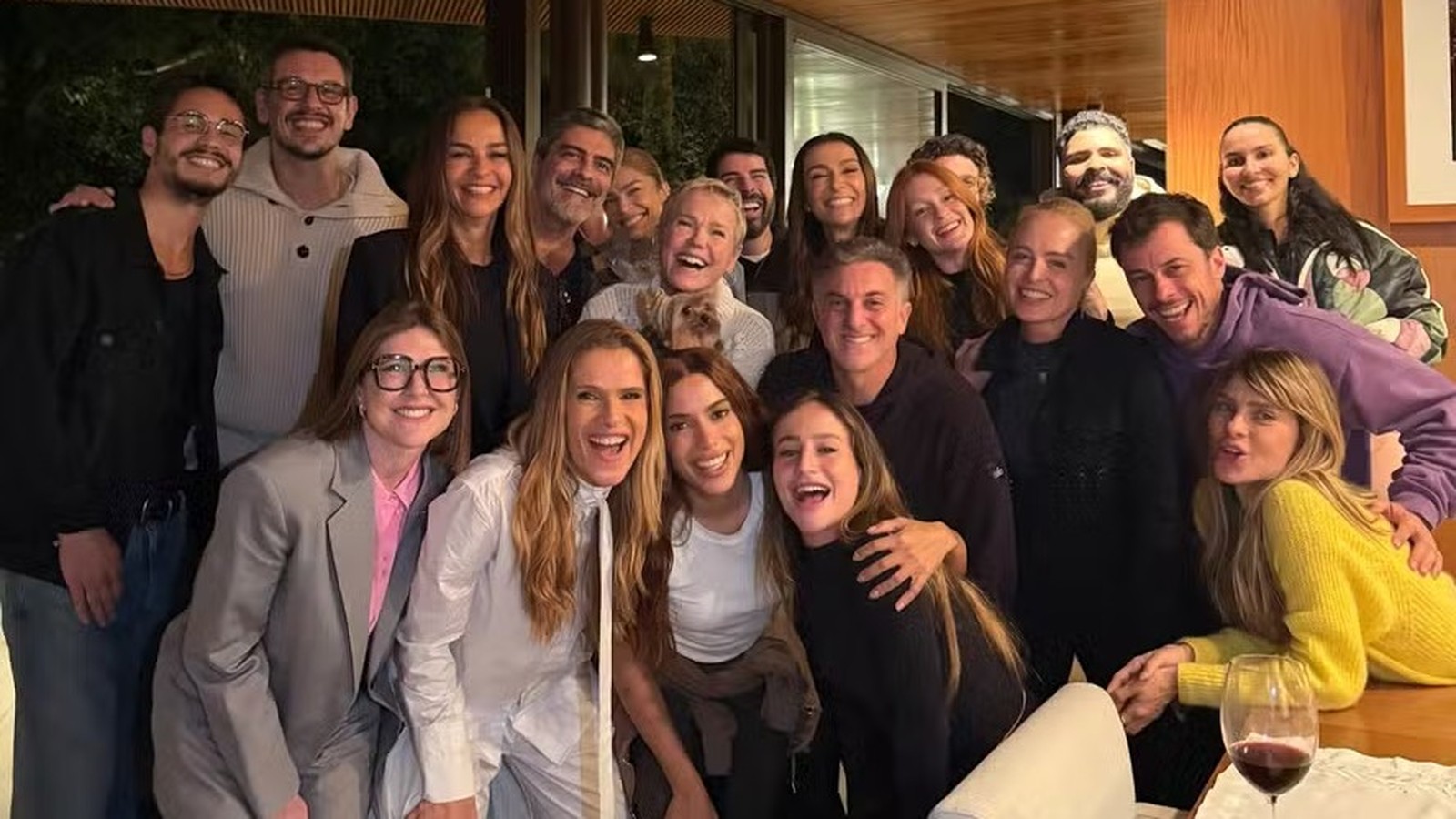 Anitta, Angélica, Luciano Huck, Xuxa e mais famosos sorriem em foto de grupo